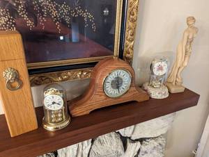 lot 60 image: Mantel Decor