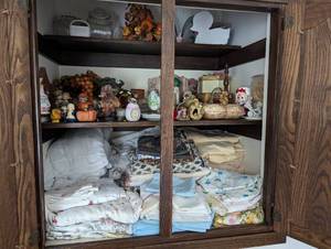 lot 73 image: Contents of Cabinet - Lots of great decor