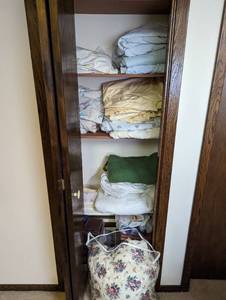 lot 87 image: Contents of Closet - See Pictures