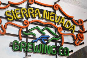 lot 2 image: Sierra Nevada Brewing Neon Sign - TESTED WORKS