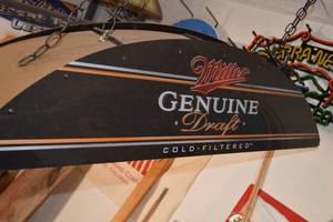 lot 8 image: Miller Genuine Draft Billiards Light - TESTED WORKS