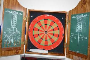 lot 51 image: Classic Full Dart Board Set - Great Condition
