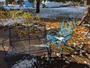 lot 100 image: Outdoor Rocking Chair Combo and Hose