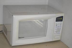 lot 110 image: Microwave