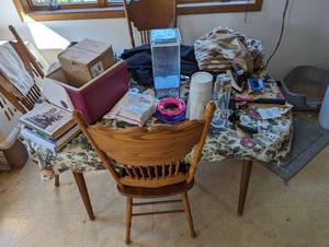 lot 94 image: Dining Room Table and Chairs - DOES NOT INCLUDE CONTENTS ON TABLE