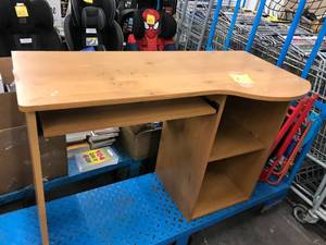 lot 6 image: KIDS DESK AND FOLD UP MINI CHAIRS