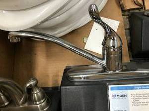 lot 139 image: SINGLE HANDLE KITCHEN FAUCET