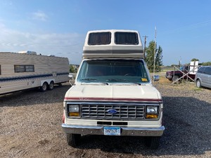 lot 17 image: 1990 Ford E250 RV van