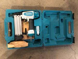 Makita Pneumatic 18-Gauge 2 in. Brad Nailer    Customer Returns See Pictures