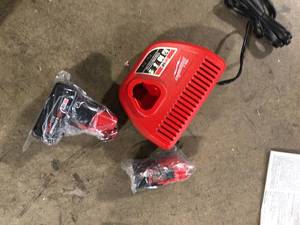 Milwaukee M12 12-Volt Lithium-Ion 4.0 Ah and 2.0 Ah Battery Packs and Charger Starter Kit Customer Returns See Pictures