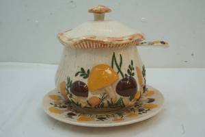 lot 1 image: Vintage 1984 Mushroom Theme Ceramic soup tureen, ladle and platter