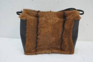 lot 3 image: New Gucci Cowhide Purse