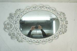 lot 40 image: Vintage Mirror