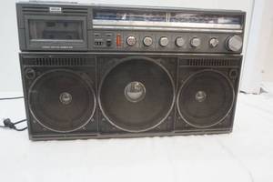 lot 183 image: Large Magnavox Boom Box Radio