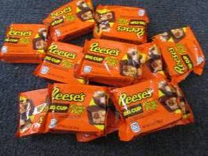 lot 389 image: 12- 1.2 oz Reeses Big Cup with Rees...
