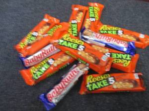 lot 413 image: 12 Candy Bars...