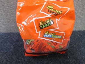 lot 513 image: 32.06 oz Reeses Party Pack Snack S...