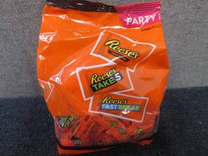 lot 514 image: 32.06 oz Reeses Party Pack Snack S...