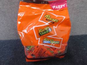 lot 515 image: 32.06 oz Reeses Party Pack Snack S...