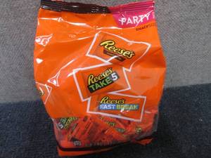 lot 516 image: 32.06 oz Reeses Party Pack Snack S...