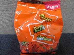 lot 517 image: 32.06 oz Reeses Party Pack Snack S...