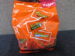 lot 518 image: 32.06 oz Reeses Party Pack Snack S...