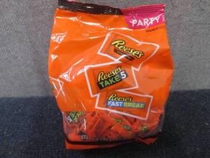 lot 519 image: 32.06 oz Reeses Party Pack Snack S...