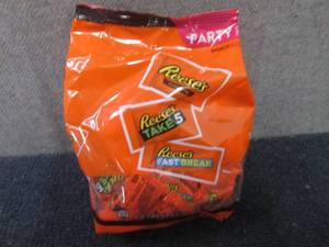 lot 520 image: 32.06 oz Reeses Party Pack Snack S...