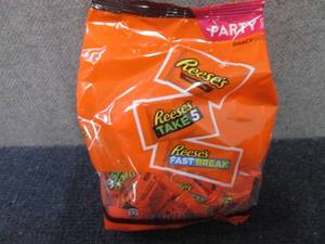 lot 521 image: 32.06 oz Reeses Party Pack Snack S...