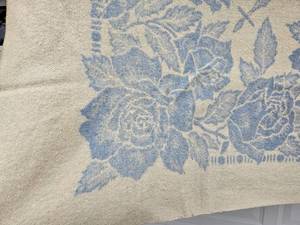 lot 20 image: Vintage Golden Dawn Blue & Cream Floral Throw Blanket