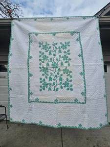 lot 30 image: Vintage Irish Shamrock Growth Hand-Stitched Quilt Blanket