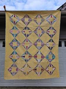 lot 44 image: Vintage Patchwork Grandmothers Fan Hand-Quilted Blanket