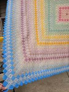 lot 4 image: 1.5 Inch Gradient Patchwork Hand-Stitched Quilt