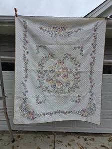 lot 66 image: Vintage Pansies Flower Bloom Embroidered Quilt