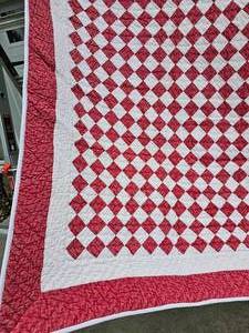 lot 71 image: RedWhite Checkered Quilt Blanket