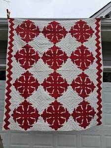 lot 72 image: RedWhite Organic Bloom Pattern Quilt
