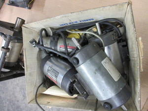 lot 505 image: BOX OF DC SERV O MOTORS