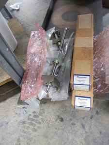 lot 543 image: UNIVERSAL PRECISION MISC. LEAD SCREW AND NUT ASSEMBLIES