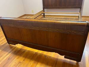 lot 2 image: Vintage Full Size Bed