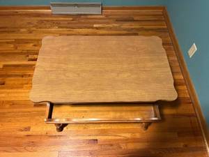 lot 3 image: Vintage End Table