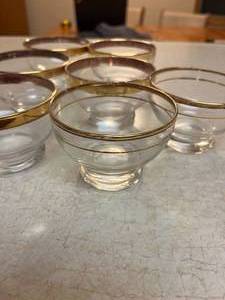 lot 8 image: Set of 7 Gold Rimmed small bowls