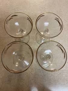 lot 9 image: Set of 4 gold rimmed glasses