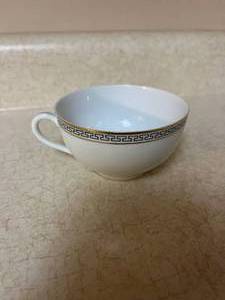 lot 11 image: Set of 14 gold rimmed tea cups