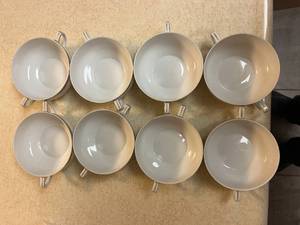 lot 13 image: Set of 8 two handled small bowls