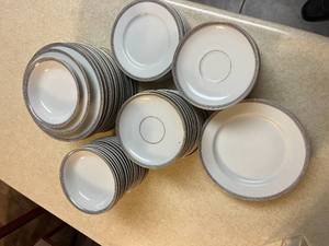 lot 14 image: Set of small plates and small bowls.