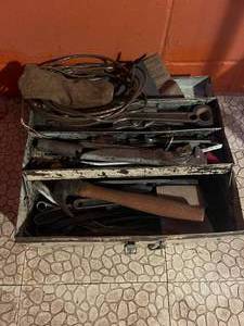 lot 21 image: Tool box with misc tools