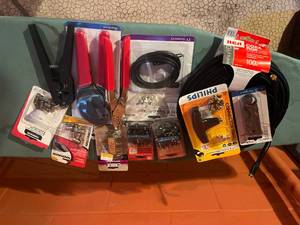 lot 33 image: Lot of cable connection supplys and tools