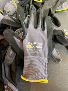 lot 79 image: Lot of gloves