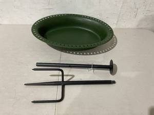 lot 341 image: Garbuildman Freestanding Green Bowl Metal Stake Birdbath
