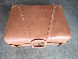 lot 9 image: GB Stylite Vintage Leather Suitcase